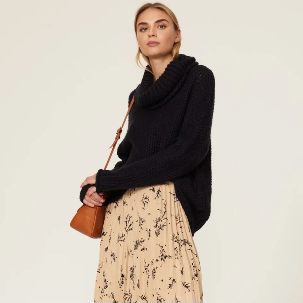 The Odells Slouch Turtleneck Sweater Navy Blue